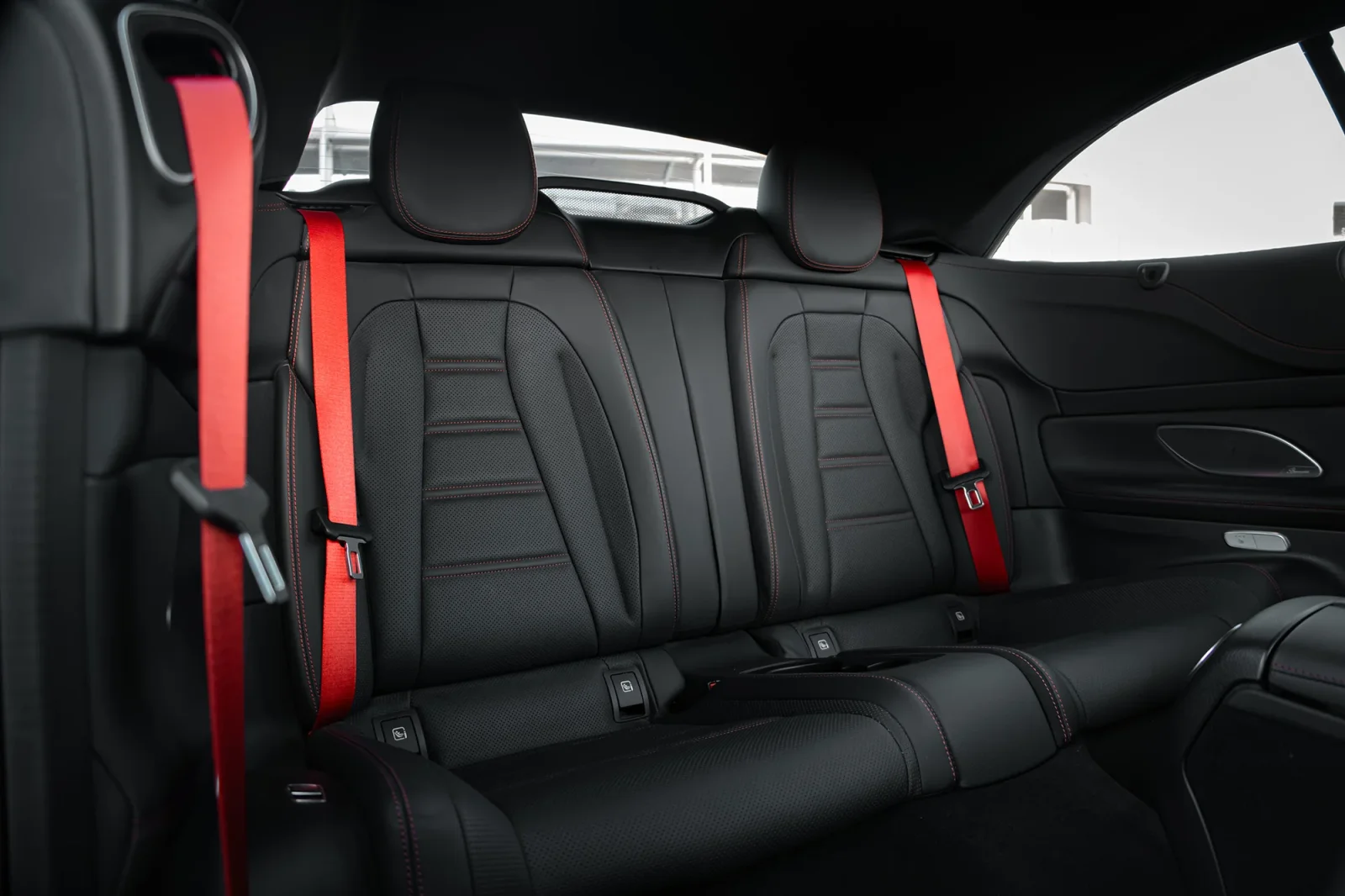 Huren Mercedes-Benz E-Class 53 AMG  Blauw 2022 in Dubai - 7 