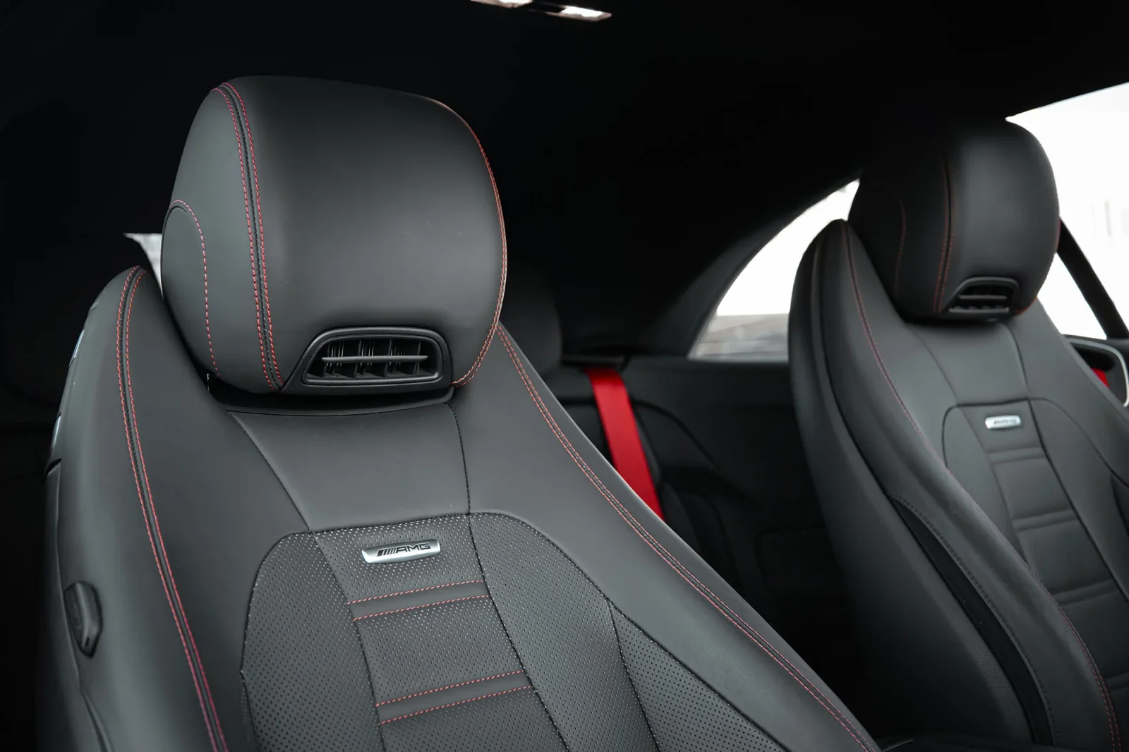 Huren Mercedes-Benz E-Class 53 AMG  Blauw 2022 in Dubai - 6 