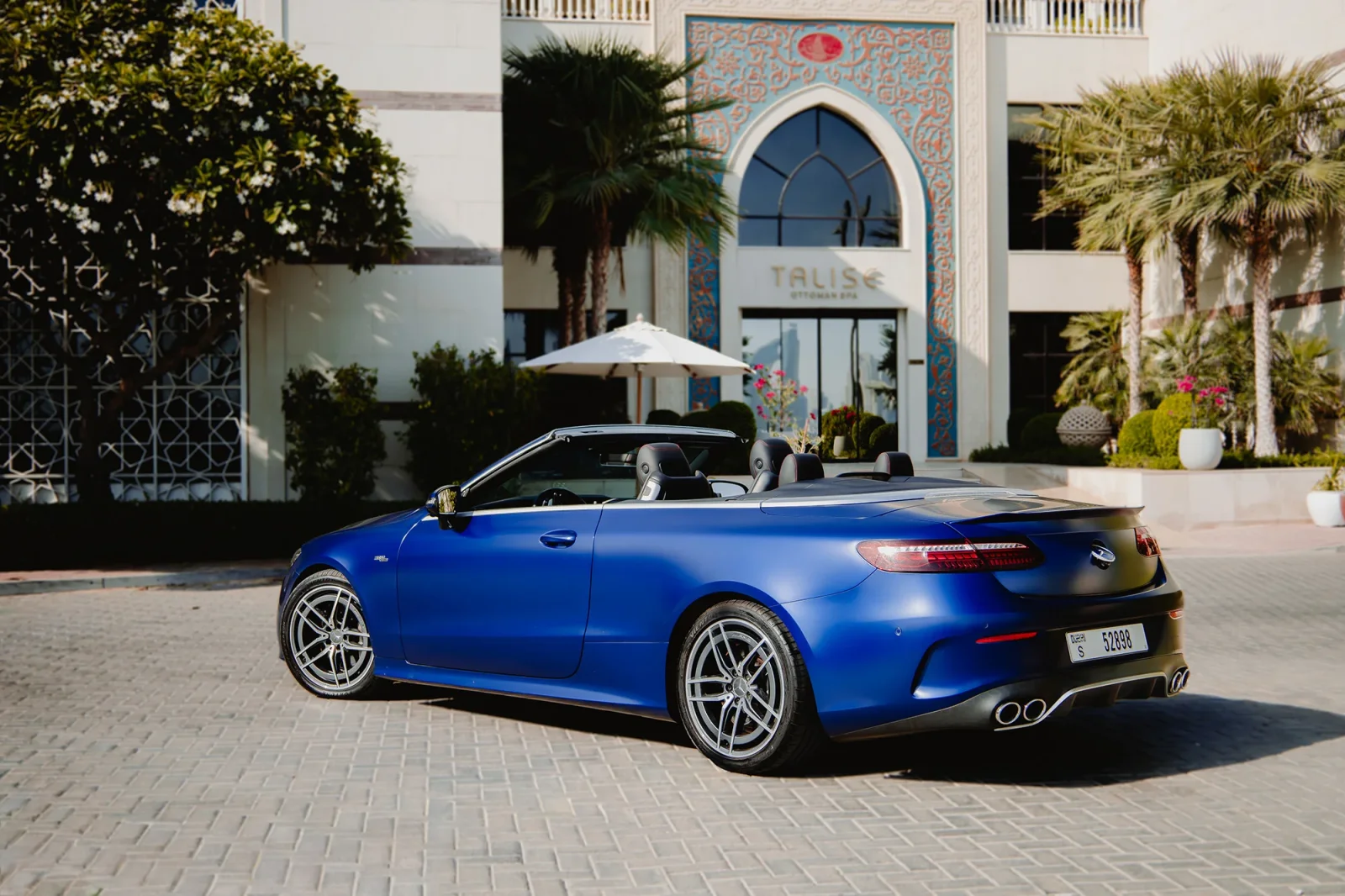 Huren Mercedes-Benz E-Class 53 AMG  Blauw 2022 in Dubai - 12 