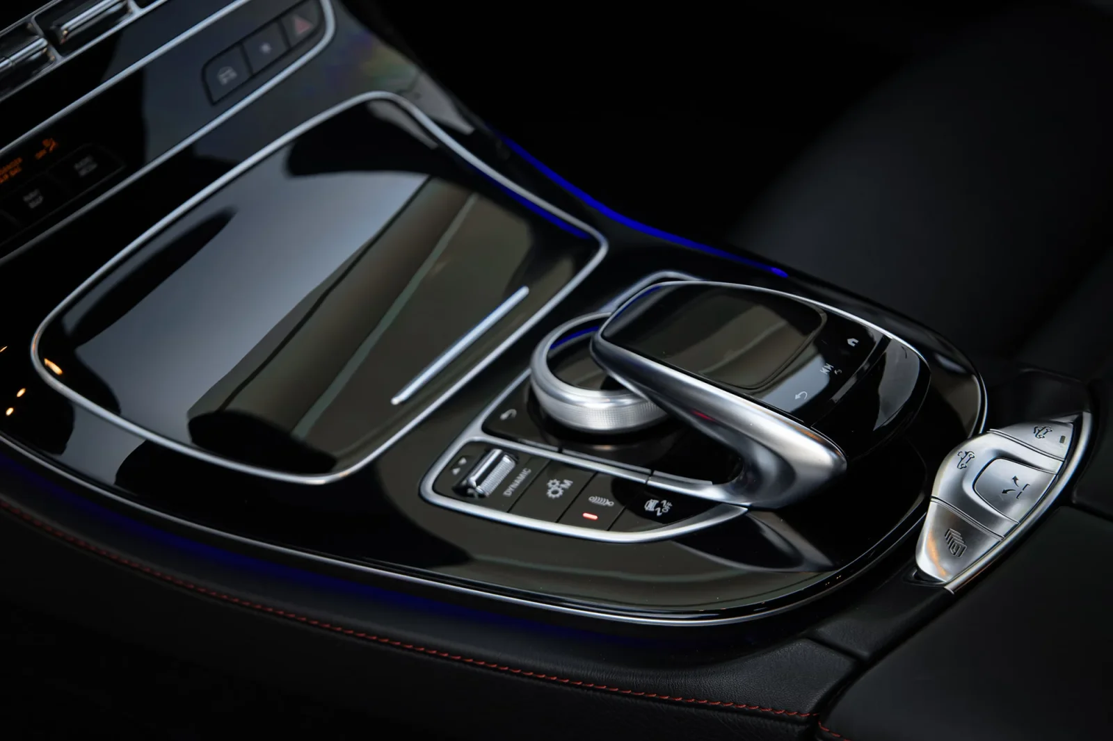 Huren Mercedes-Benz E-Class 53 AMG  Blauw 2022 in Dubai - 5 