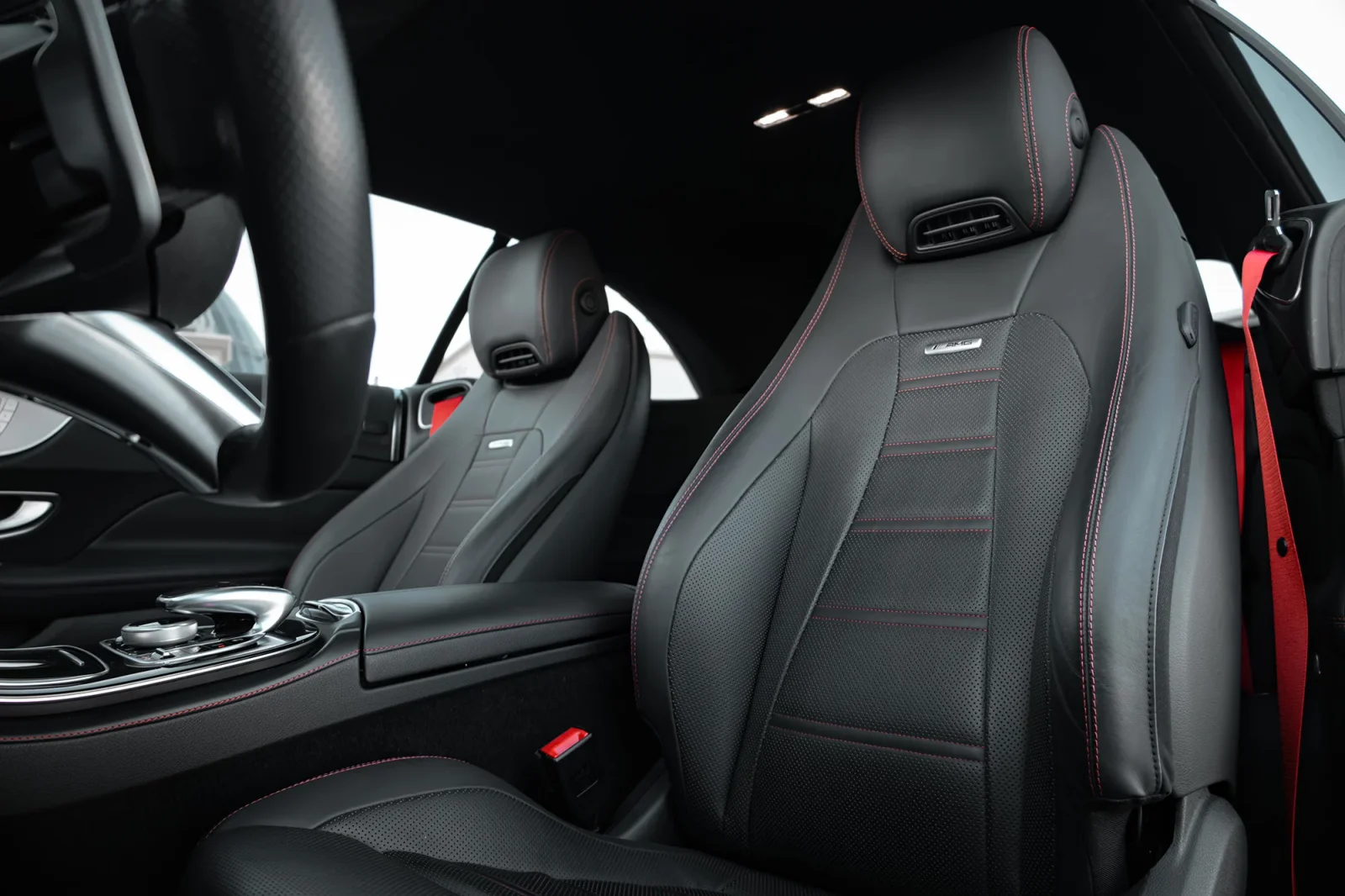 Huren Mercedes-Benz E-Class 53 AMG  Blauw 2022 in Dubai - 4 