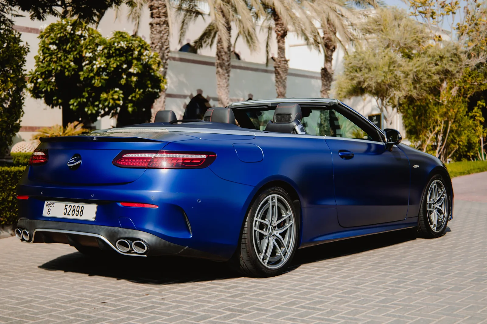 Huren Mercedes-Benz E-Class 53 AMG  Blauw 2022 in Dubai - 11 