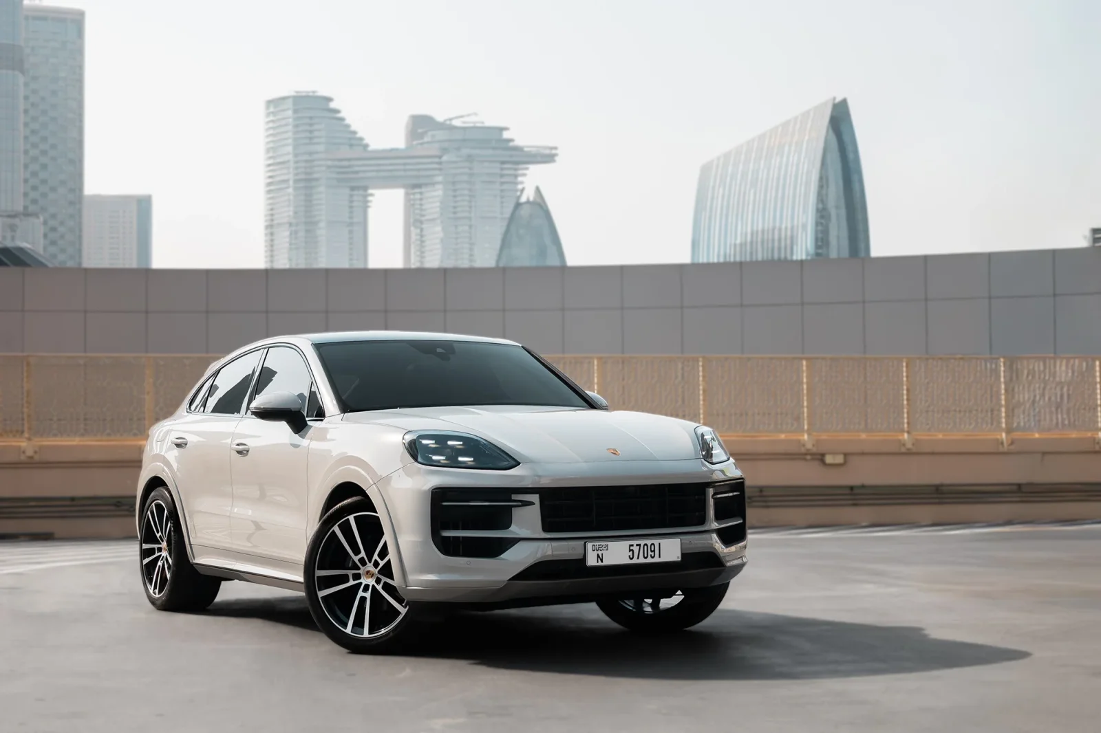 Huren Porsche Cayenne Coupe  Grijs 2024 in Dubai