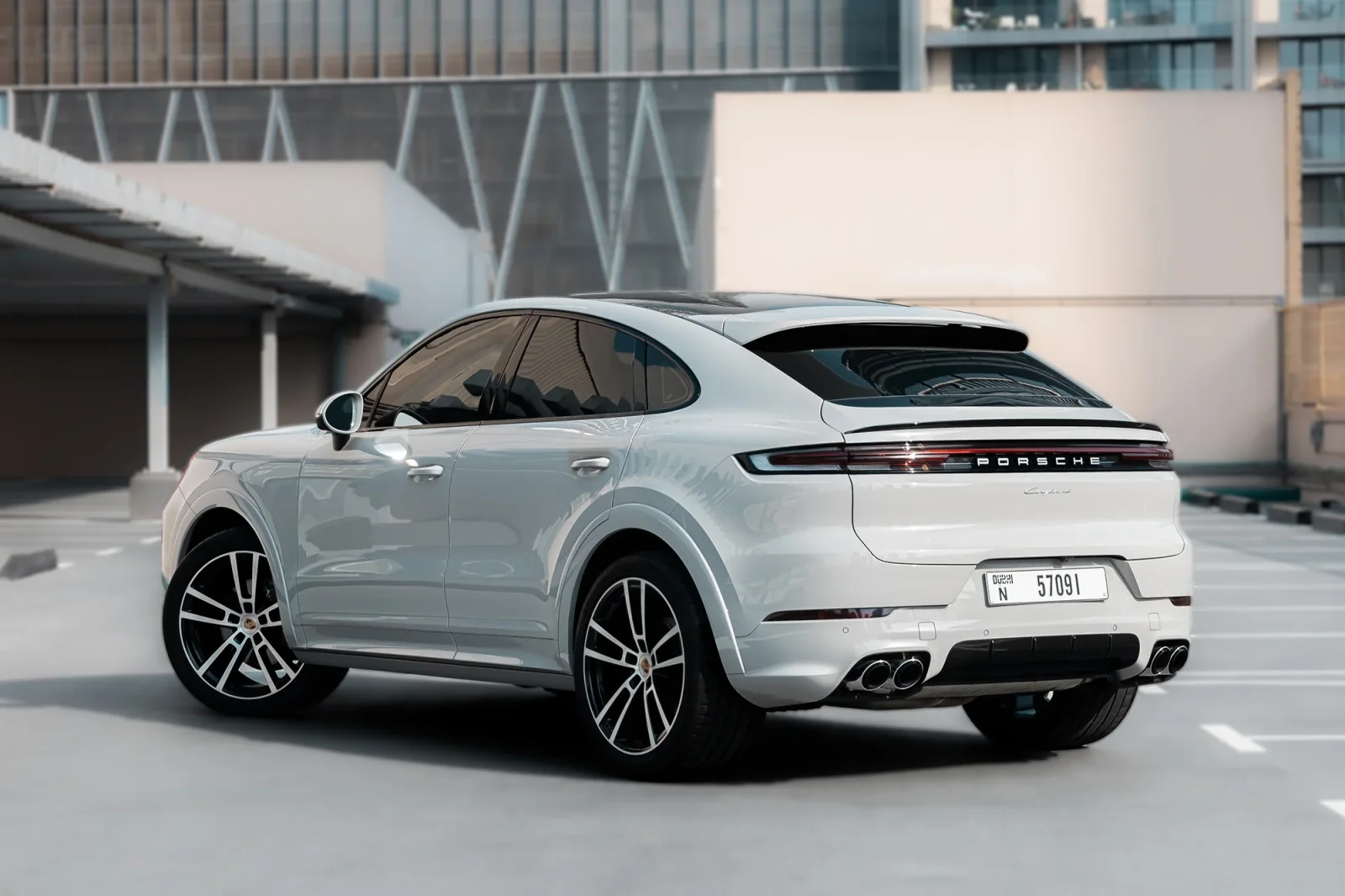 Alquiler Porsche Cayenne Coupe  Gris 2024 en Dubái - 9 