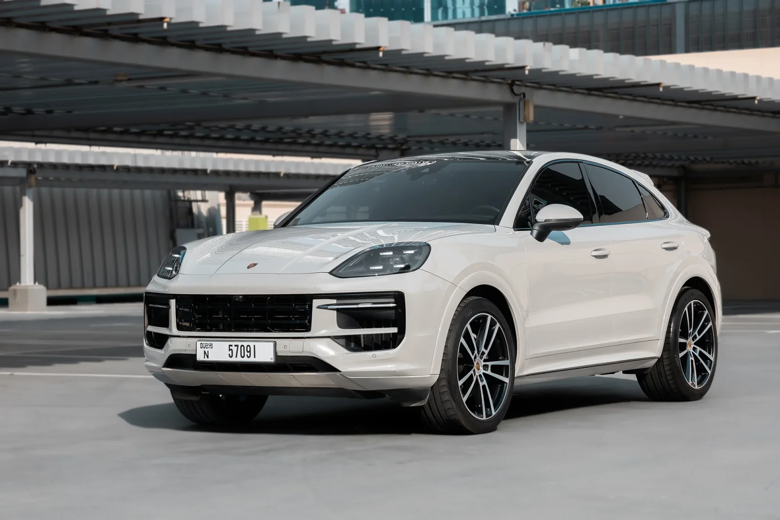 Alquiler Porsche Cayenne Coupe  Gris 2024 en Dubái - 11 