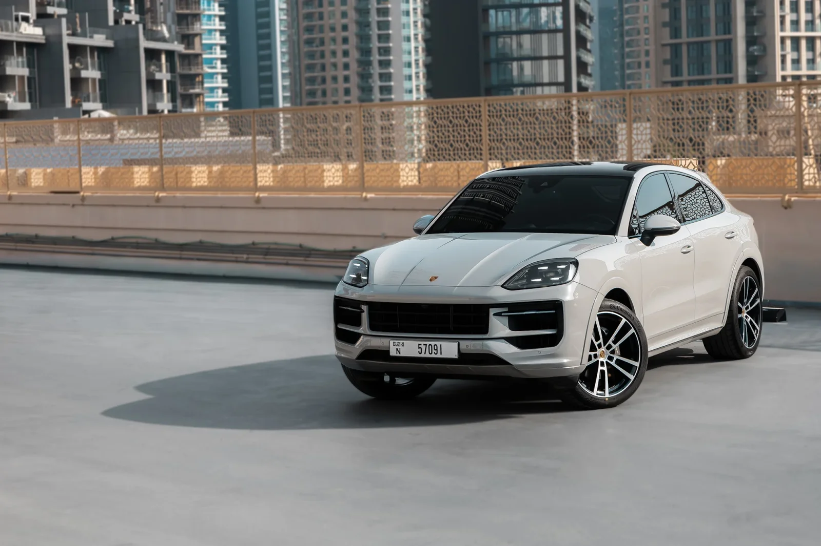 Alquiler Porsche Cayenne Coupe  Gris 2024 en Dubái - 2 
