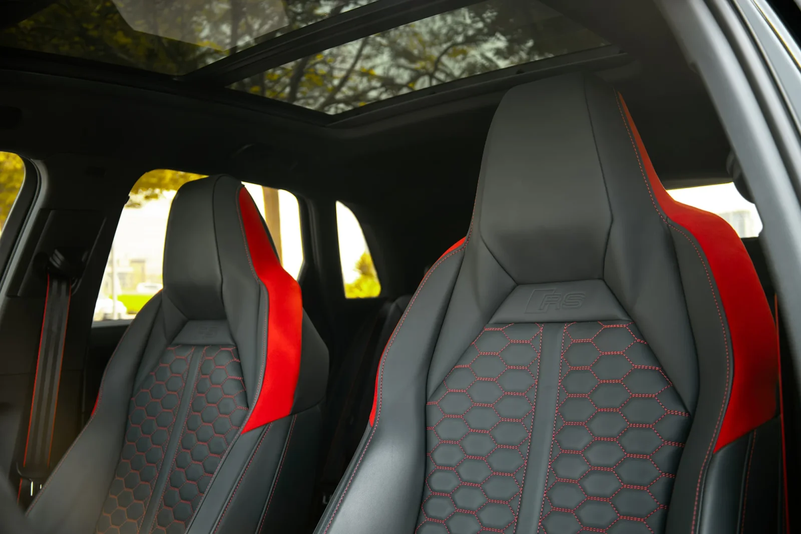 Miete Audi Q3 RS Schwarz 2023 in der Dubai - 7 