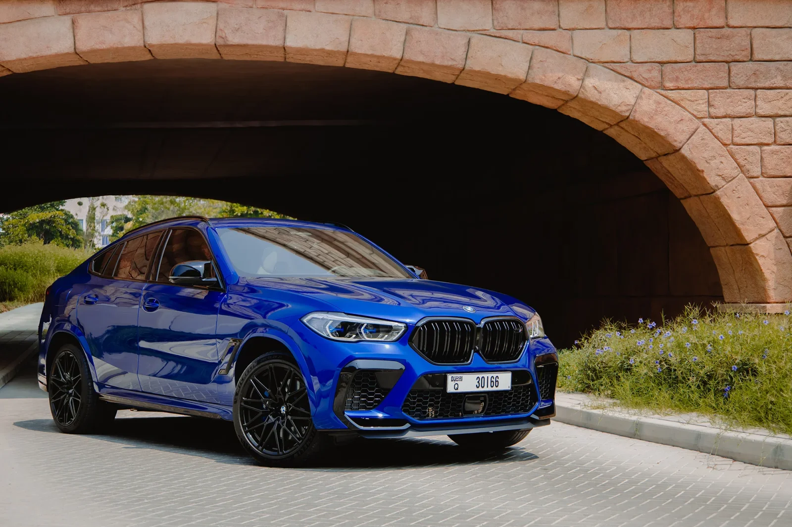 Huren BMW X6M Competition Blauw 2021 in Dubai