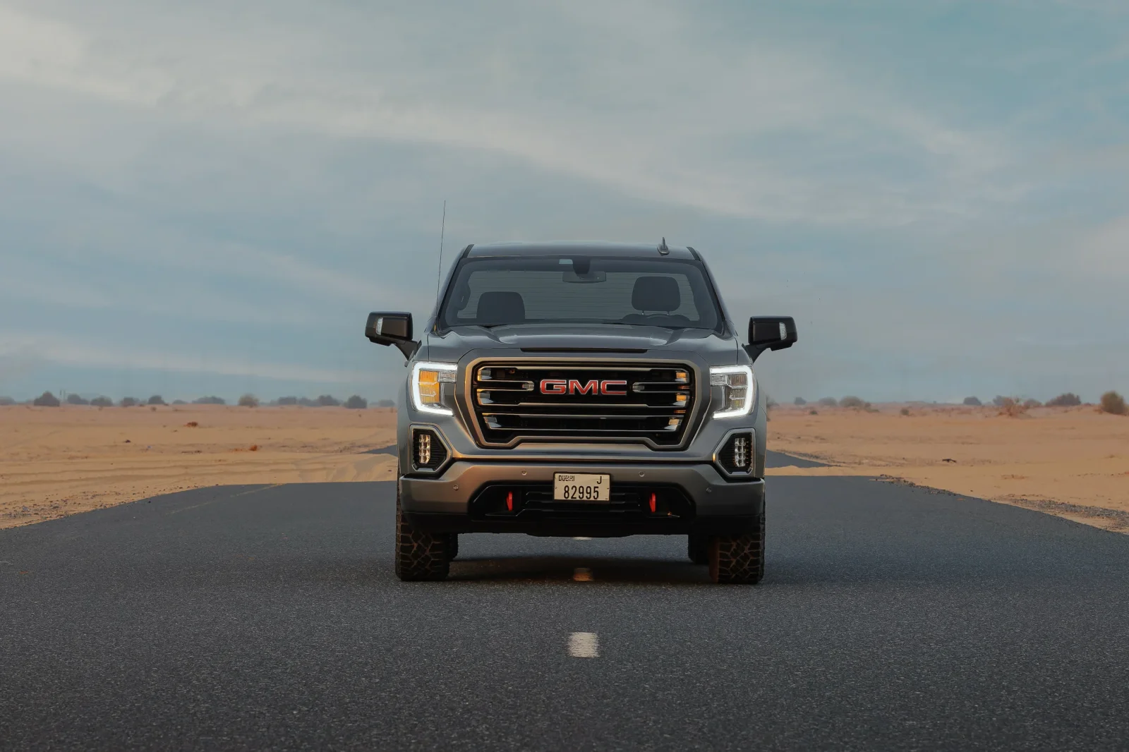 Miete GMC Sierra 1500 Grau 2022 in der Dubai