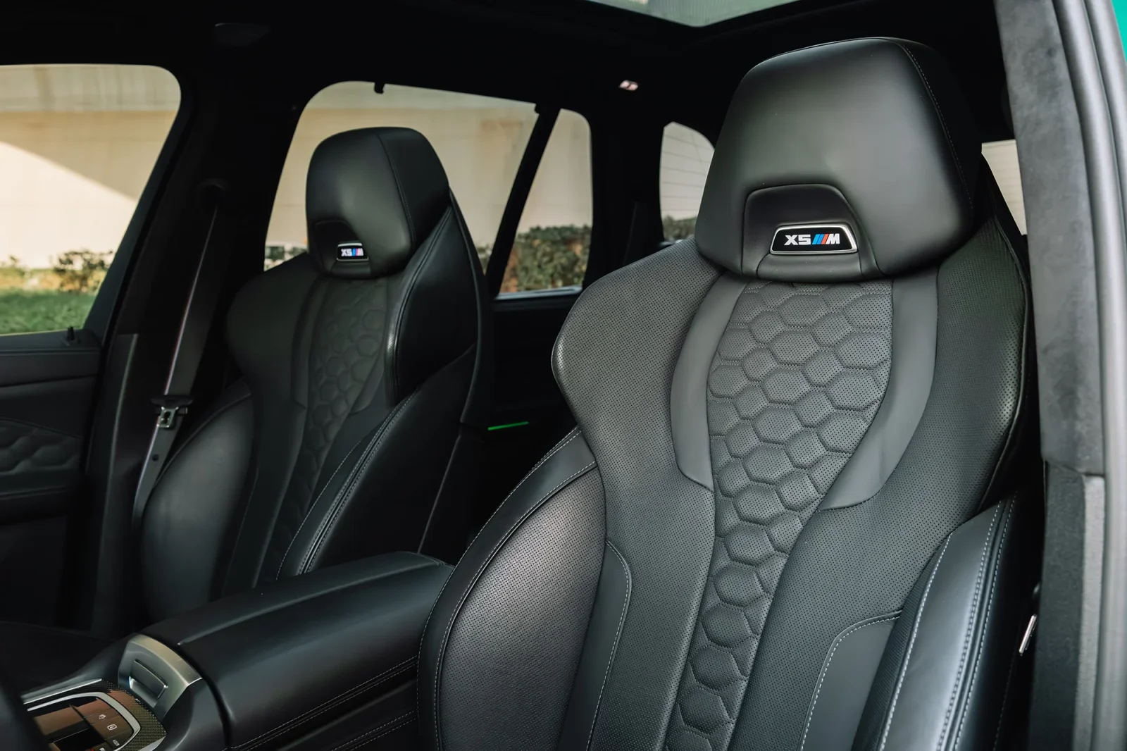 Affitto BMW X5 M Competition Verde 2024 in Dubai - 5 
