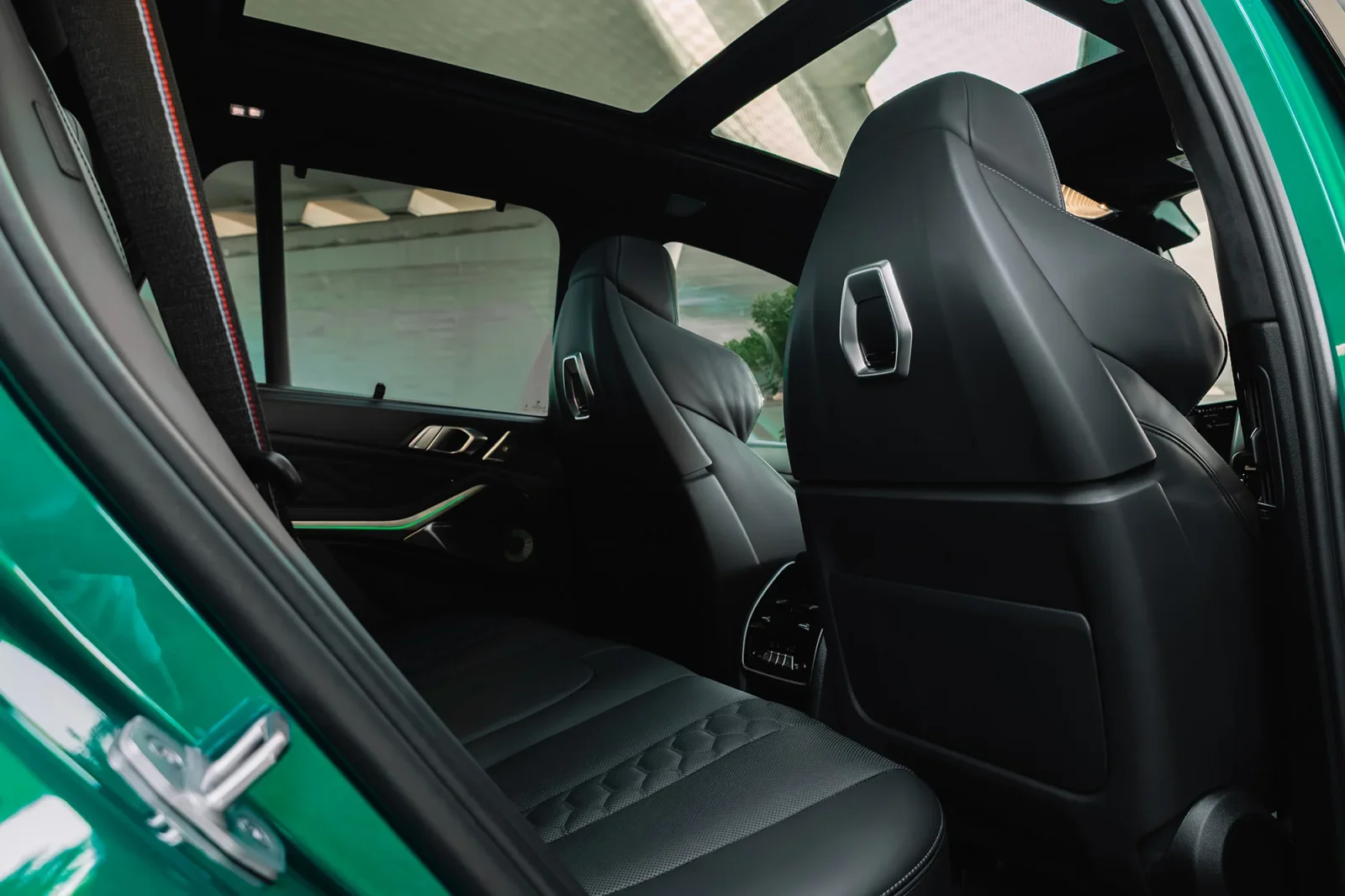 Affitto BMW X5 M Competition Verde 2024 in Dubai - 6 