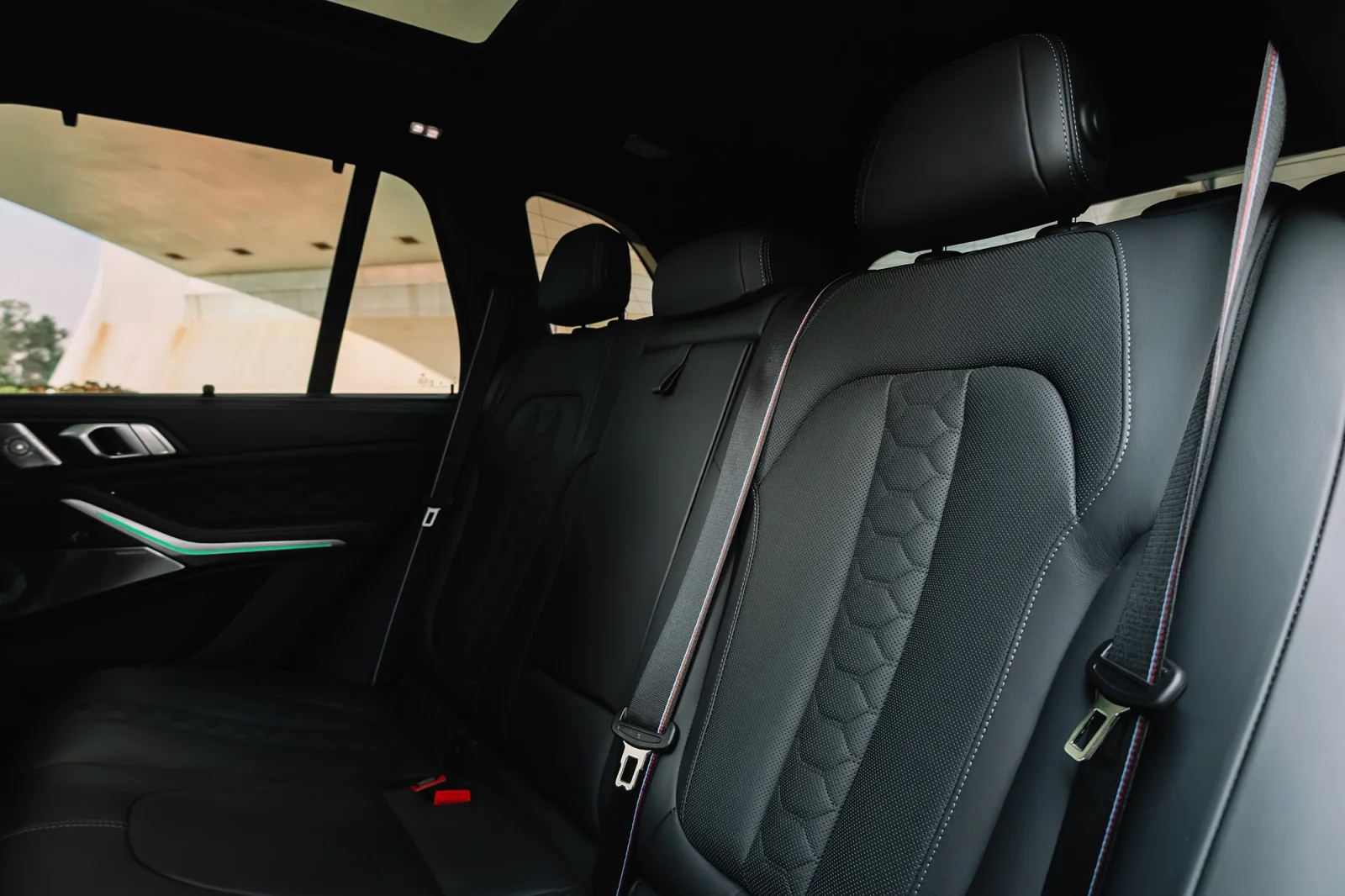 Affitto BMW X5 M Competition Verde 2024 in Dubai - 8 