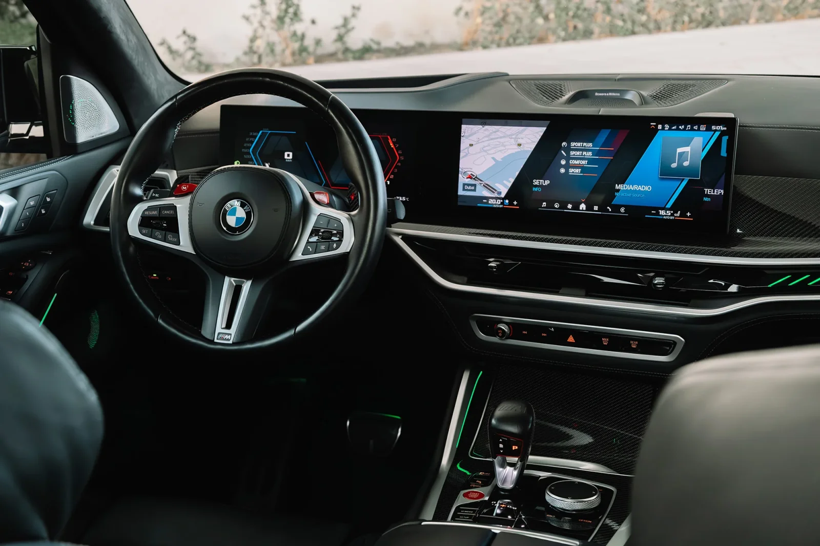 Affitto BMW X5 M Competition Verde 2024 in Dubai - 3 