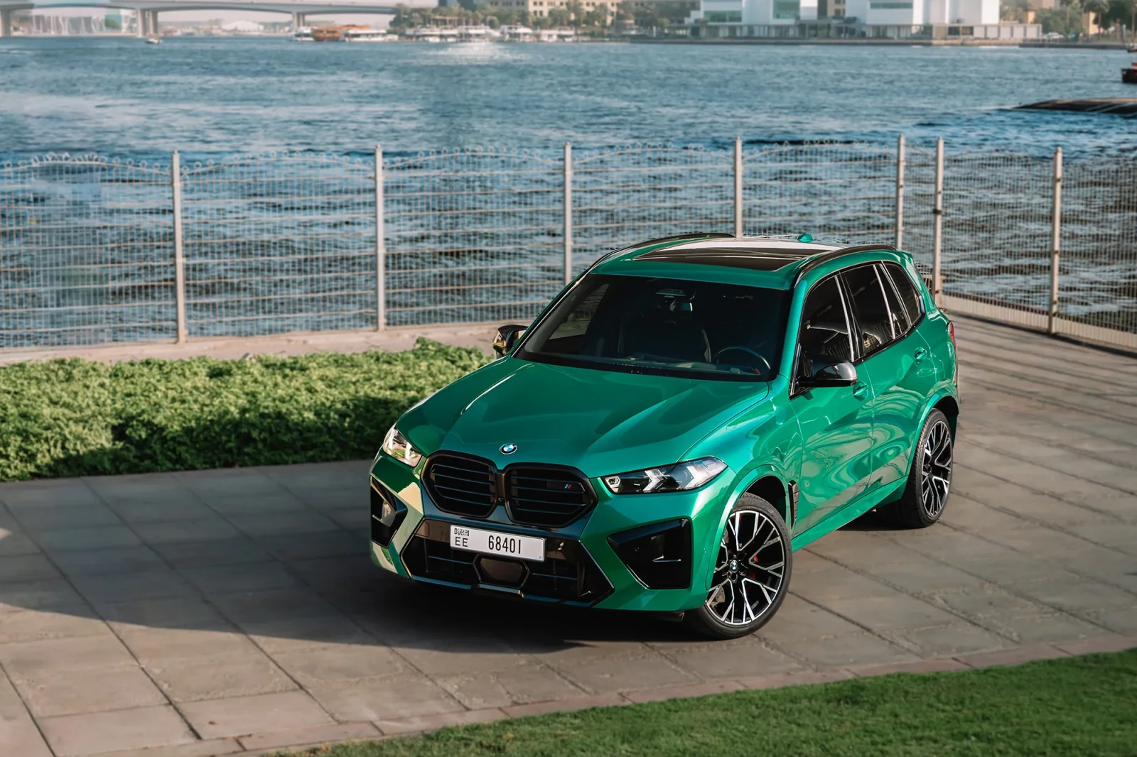 Affitto BMW X5 M Competition Verde 2024 in Dubai - 2 