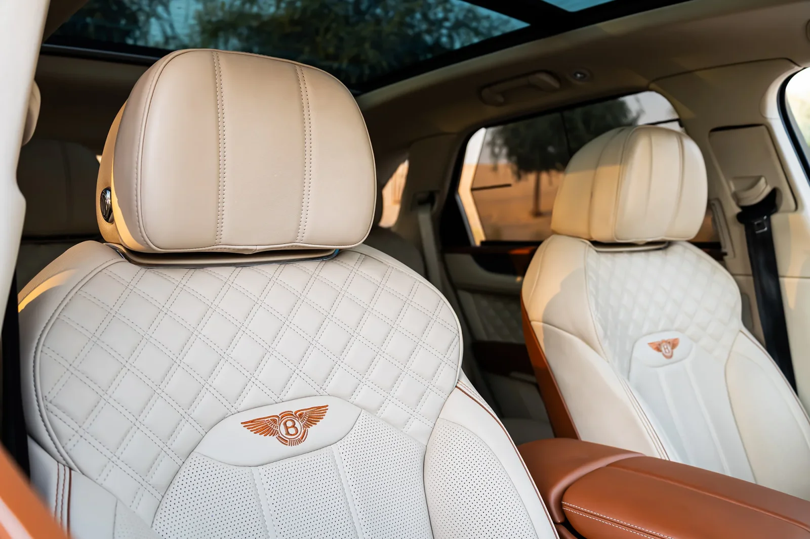 Miete Bentley Bentayga  Weiß 2022 in der Dubai - 5 