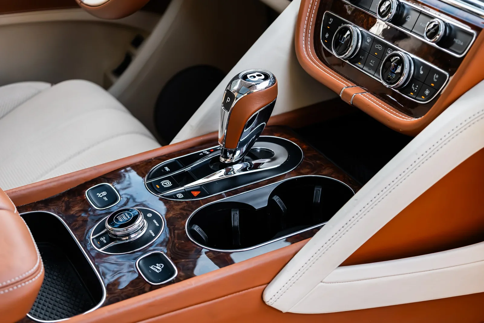 Miete Bentley Bentayga  Weiß 2022 in der Dubai - 6 