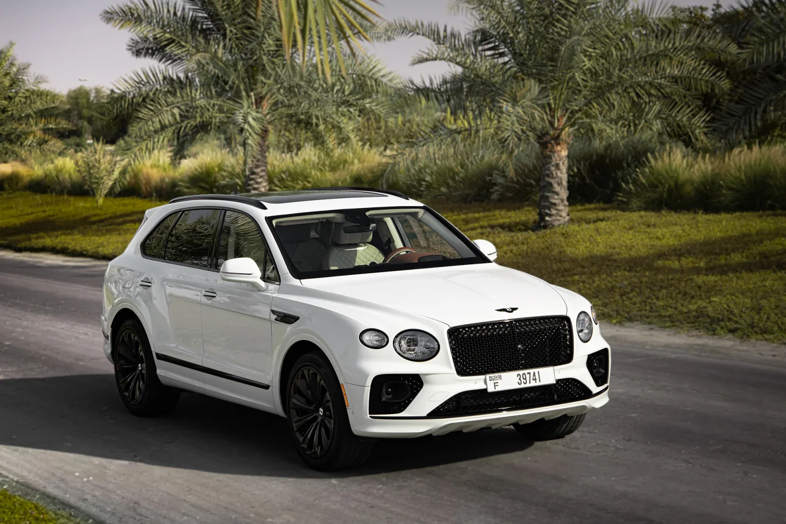 Miete Bentley Bentayga  Weiß 2022 in der Dubai - 2 