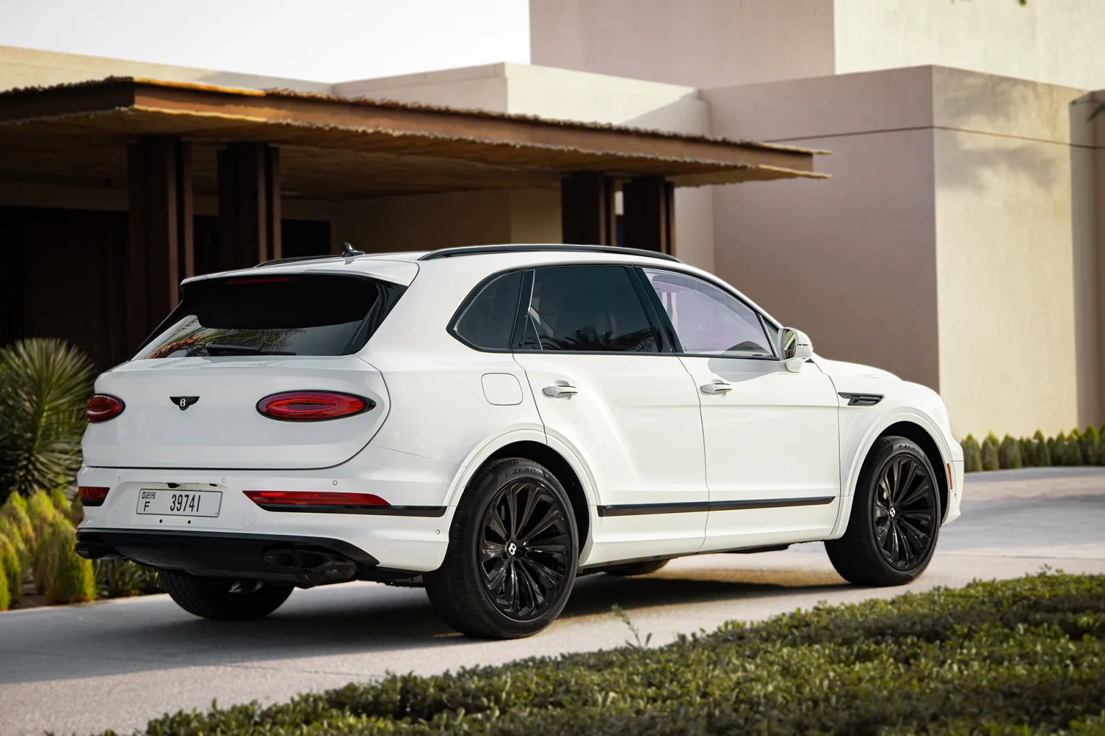 Miete Bentley Bentayga  Weiß 2022 in der Dubai - 16 