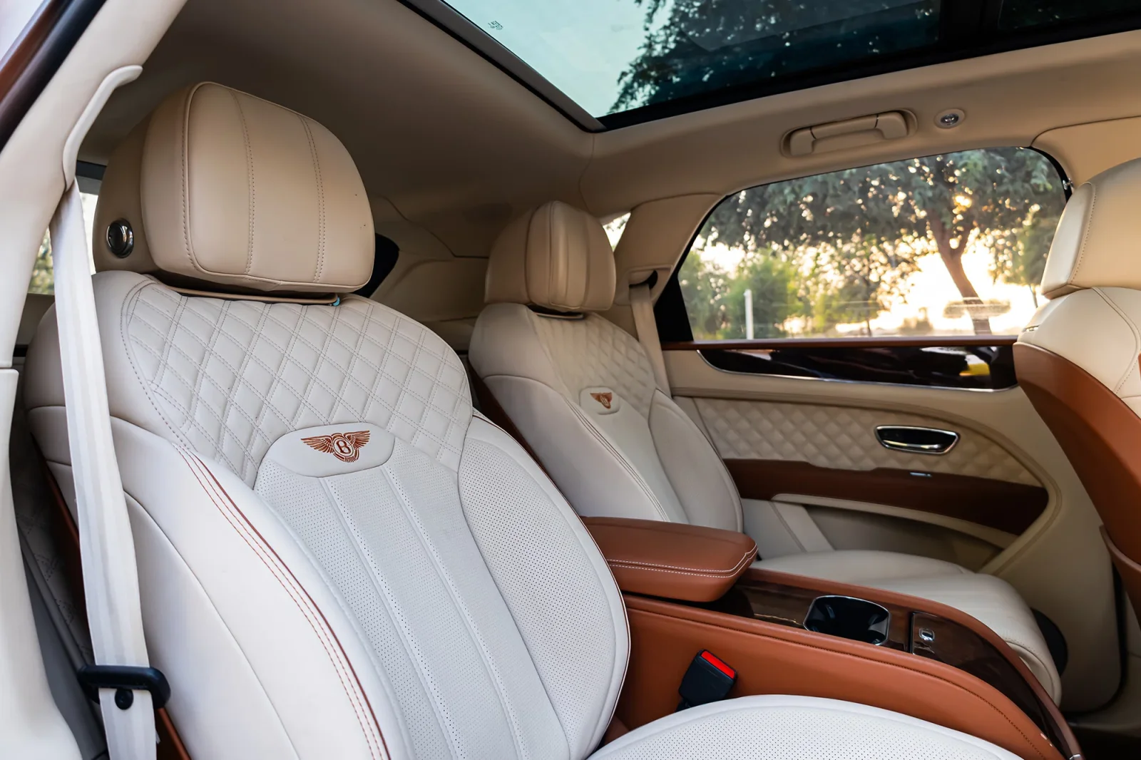 Miete Bentley Bentayga  Weiß 2022 in der Dubai - 10 