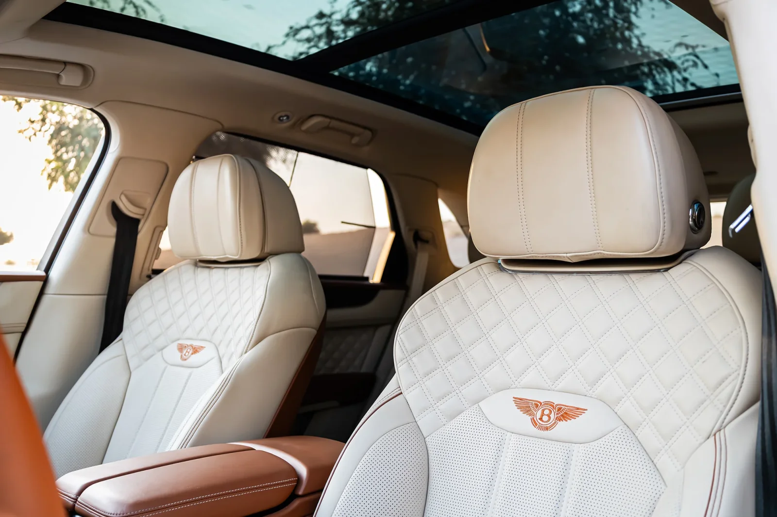 Miete Bentley Bentayga  Weiß 2022 in der Dubai - 11 