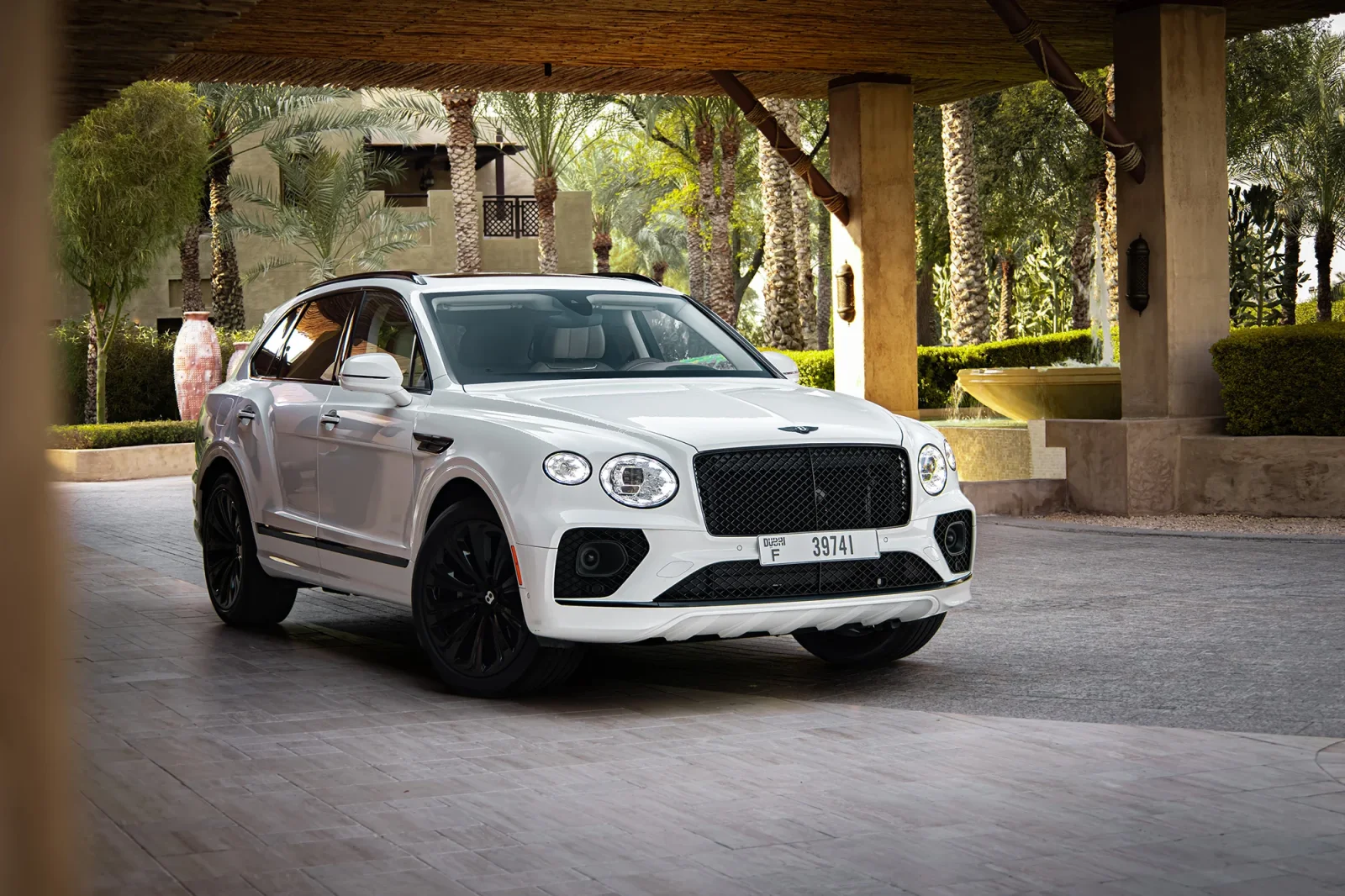 Miete Bentley Bentayga  Weiß 2022 in der Dubai - 13 
