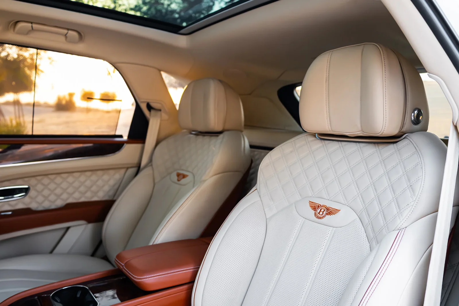 Miete Bentley Bentayga  Weiß 2022 in der Dubai - 12 