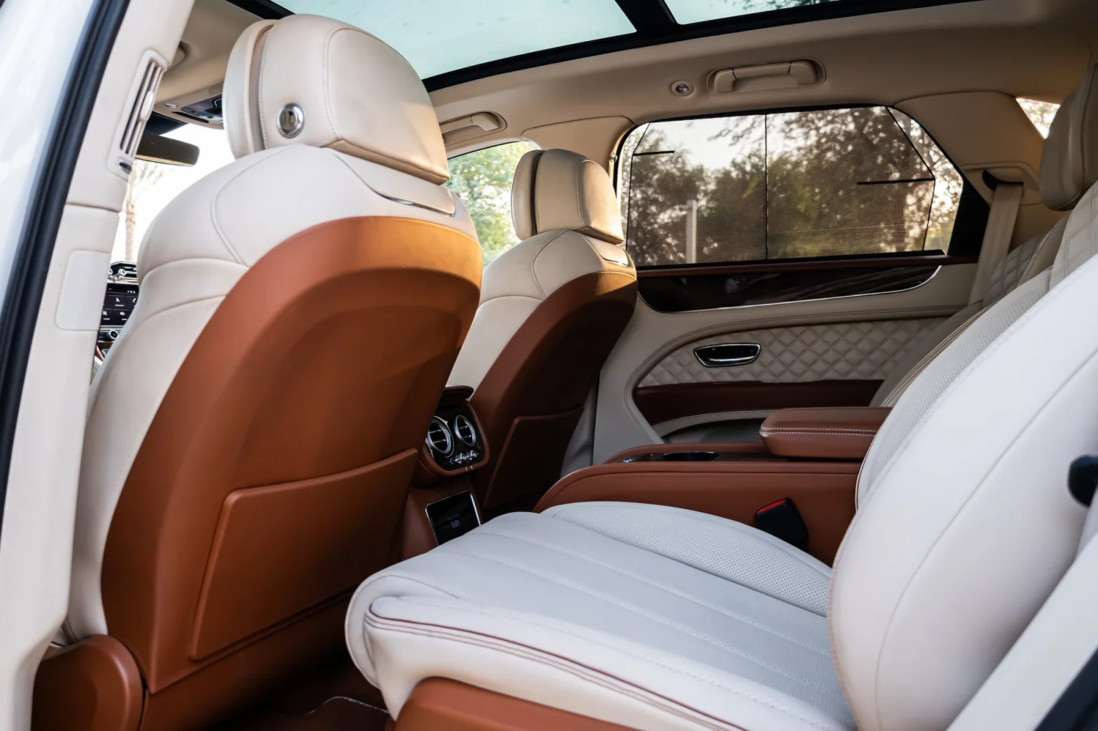 Miete Bentley Bentayga  Weiß 2022 in der Dubai - 7 