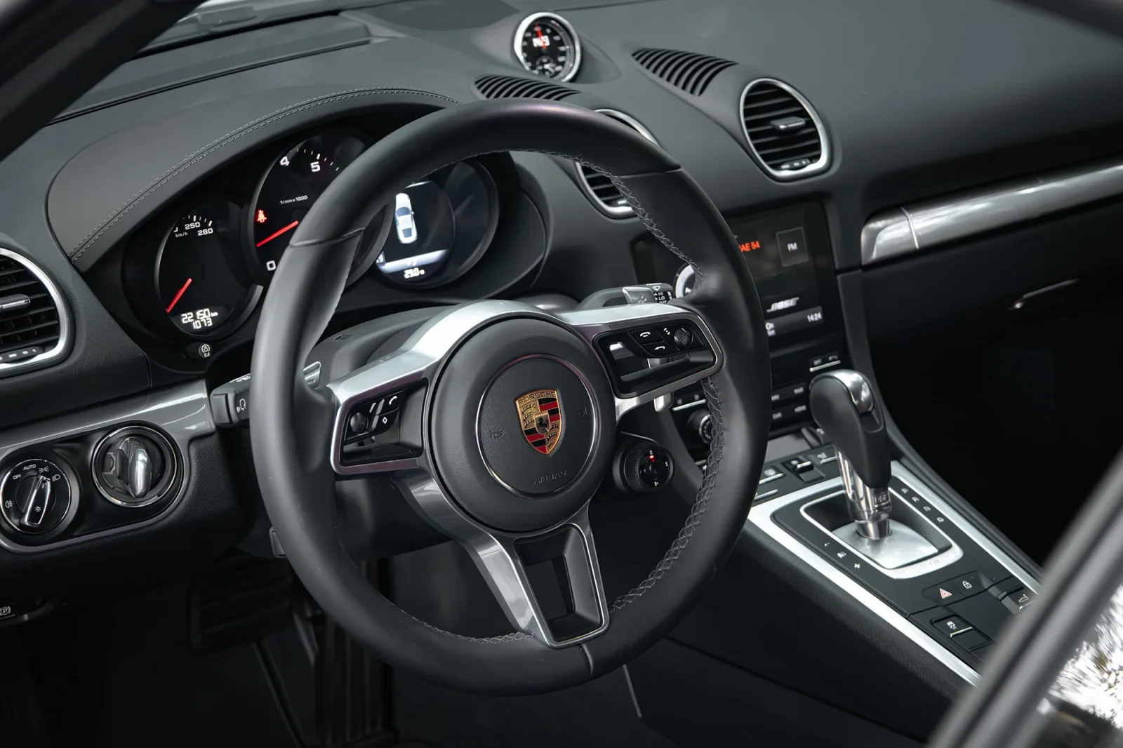 Loyer Porsche Cayman  Blanc 2024 en Dubai - 4 