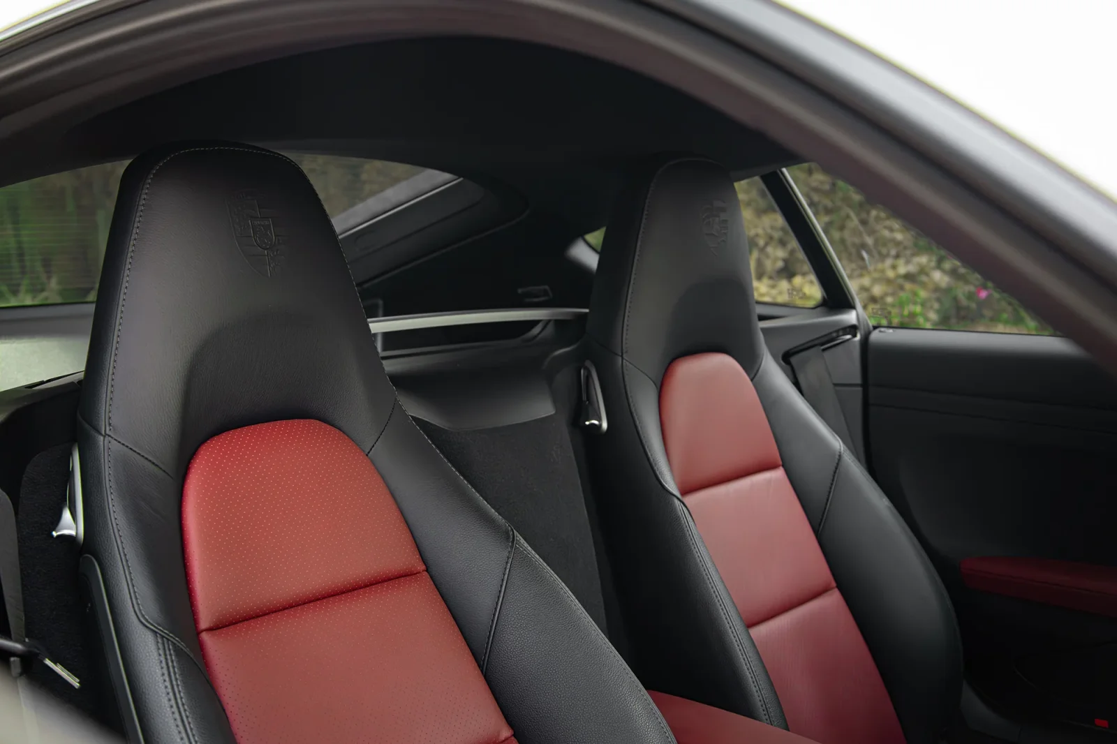 Loyer Porsche Cayman  Blanc 2024 en Dubai - 3 