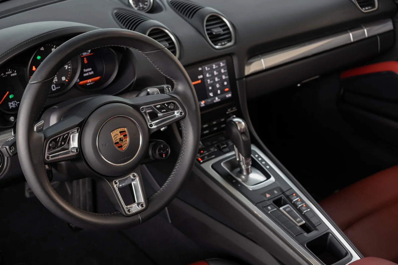 Kiralık Porsche Boxster  Siyah 2024 içinde Dubai - 2 