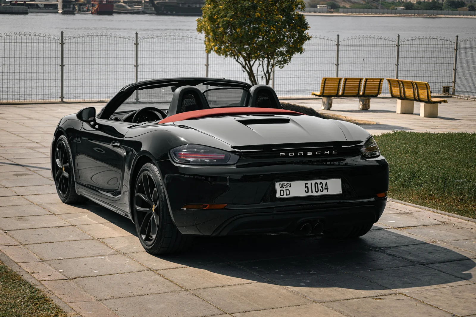 Kiralık Porsche Boxster  Siyah 2024 içinde Dubai - 5 