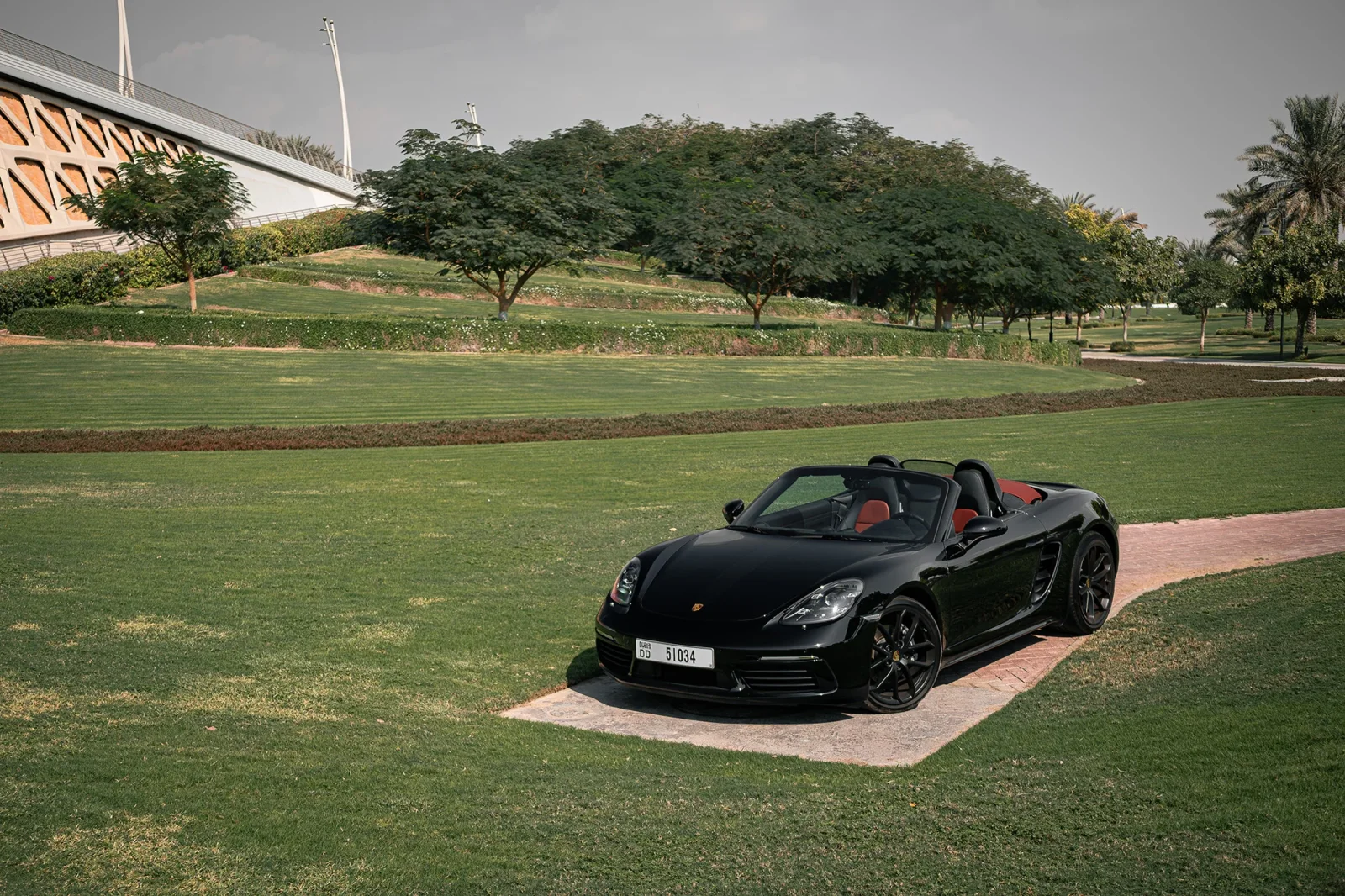 Kiralık Porsche Boxster  Siyah 2024 içinde Dubai
