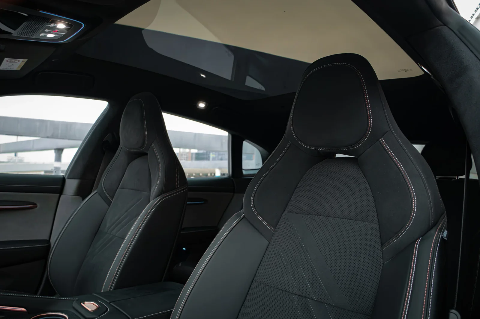 Alquiler Zeekr 1  Negro 2025 en Dubái - 8 