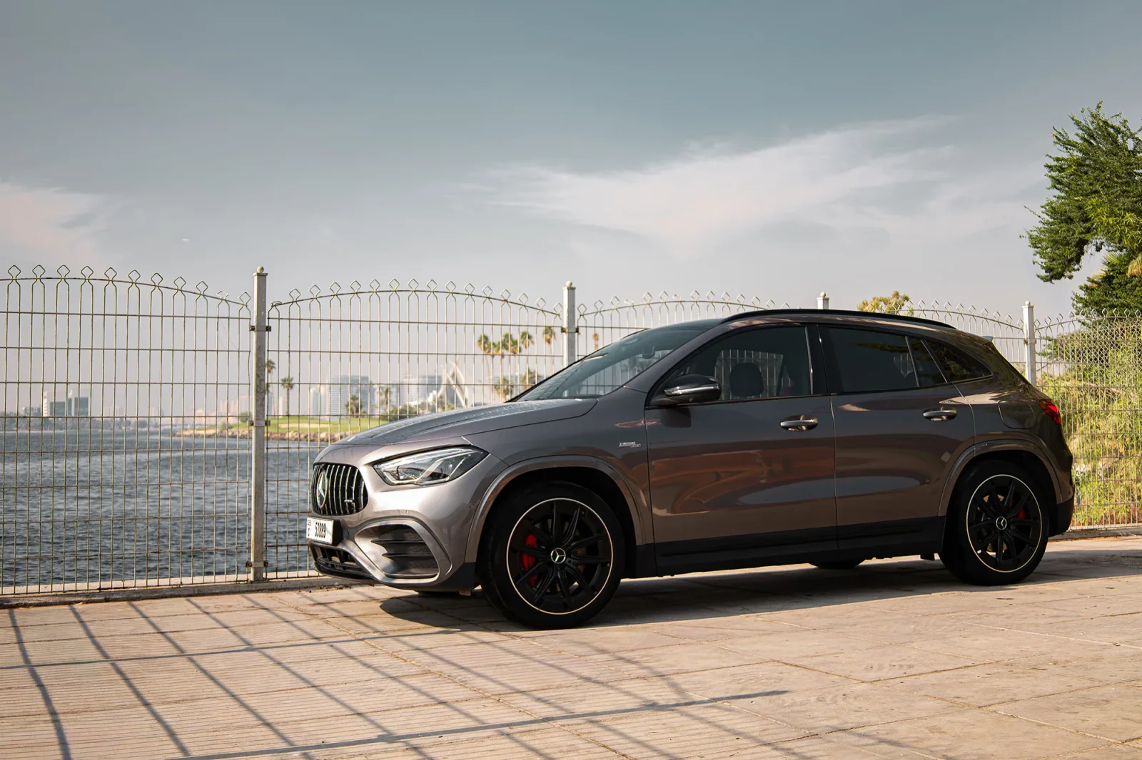 Alquiler Mercedes-Benz GLA-Class 35 AMG Gris 2025 en Dubái - 11 