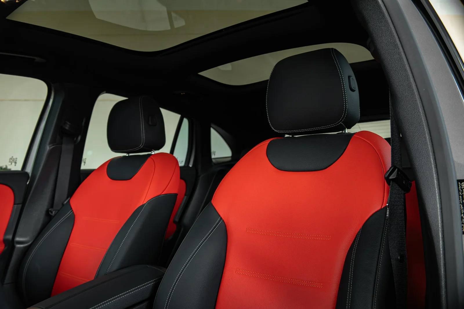 Alquiler Mercedes-Benz GLA-Class 35 AMG Gris 2025 en Dubái - 8 