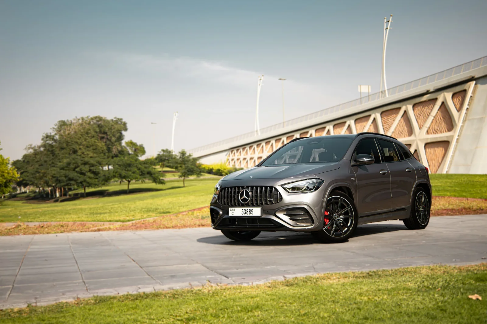 Alquiler Mercedes-Benz GLA-Class 35 AMG Gris 2025 en Dubái