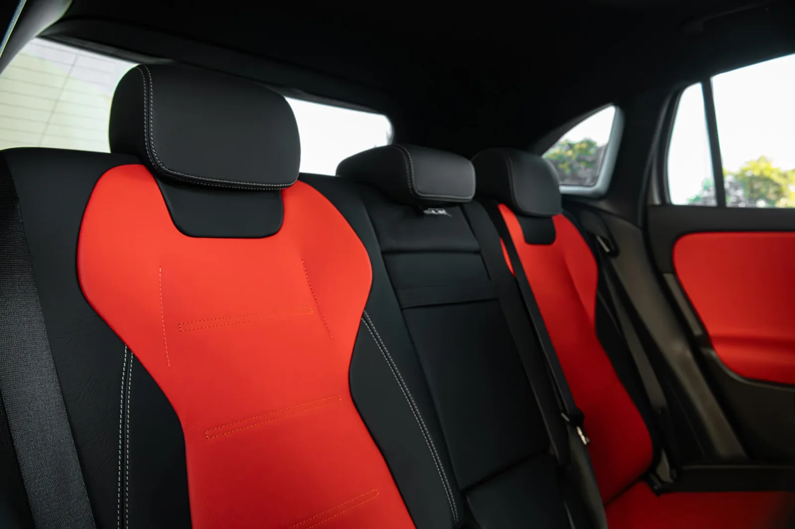 Alquiler Mercedes-Benz GLA-Class 35 AMG Gris 2025 en Dubái - 10 