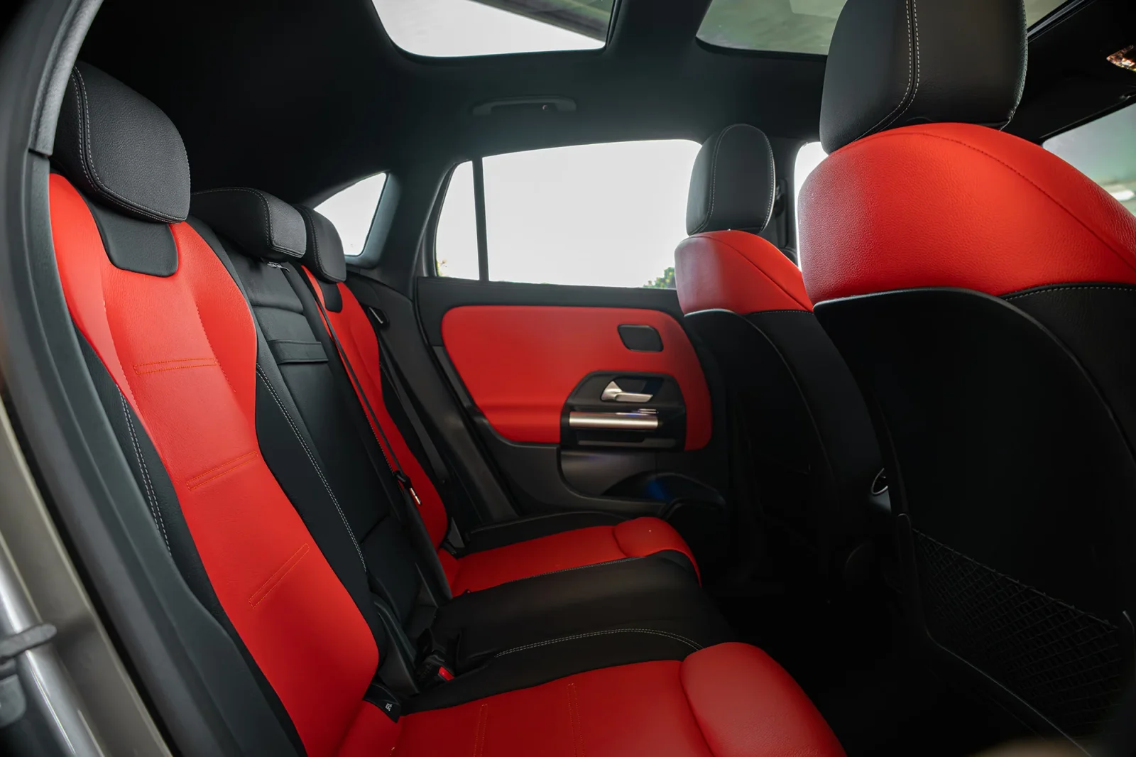 Alquiler Mercedes-Benz GLA-Class 35 AMG Gris 2025 en Dubái - 9 