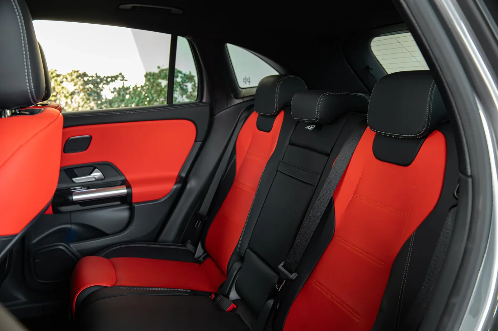 Alquiler Mercedes-Benz GLA-Class 35 AMG Gris 2025 en Dubái - 7 