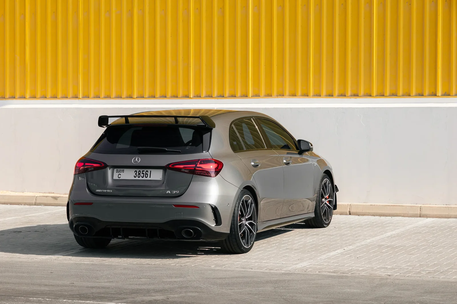 Loyer Mercedes-Benz A-Class 35 AMG Gris 2025 en Dubai - 13 