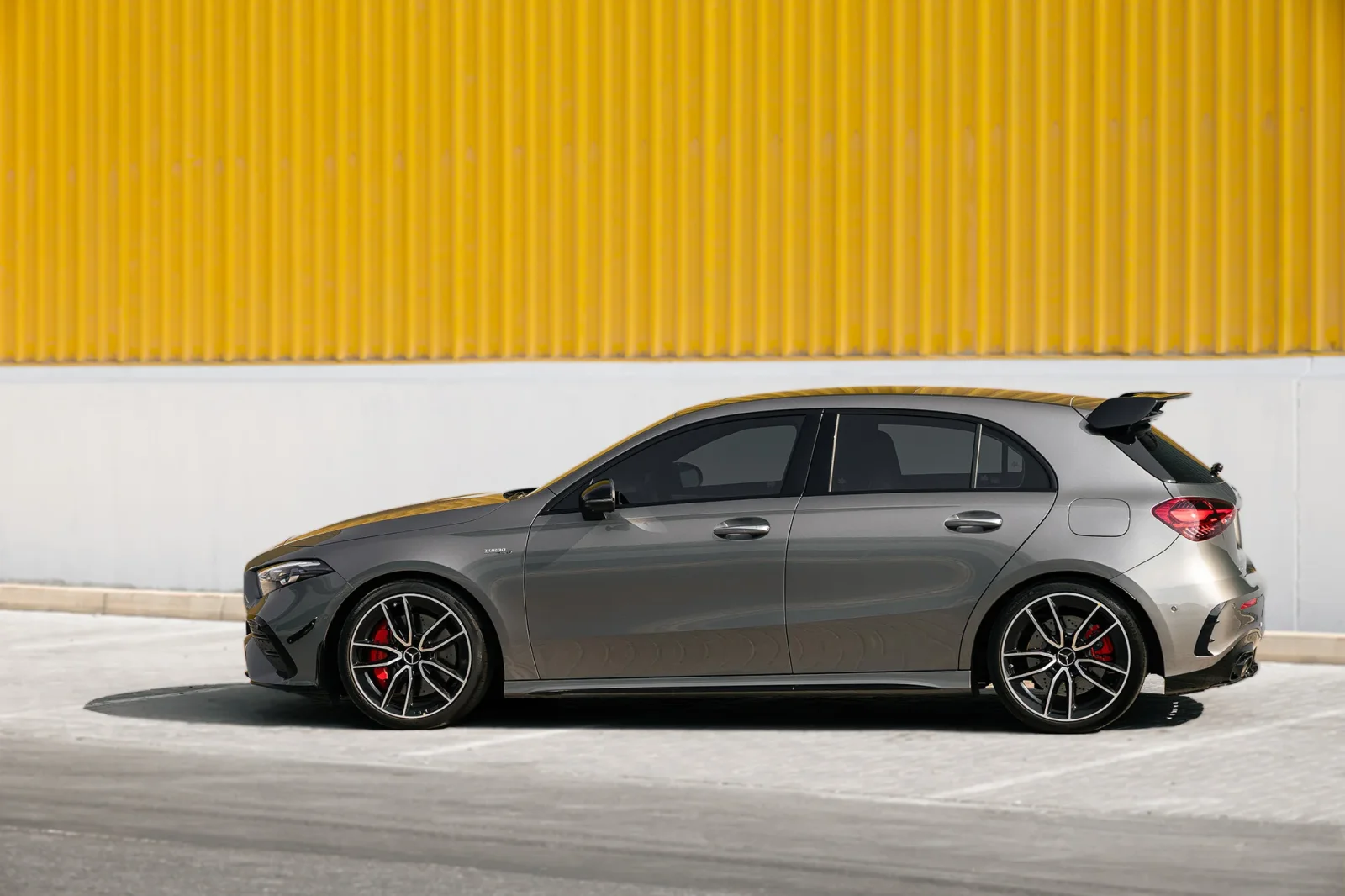 Loyer Mercedes-Benz A-Class 35 AMG Gris 2025 en Dubai - 12 