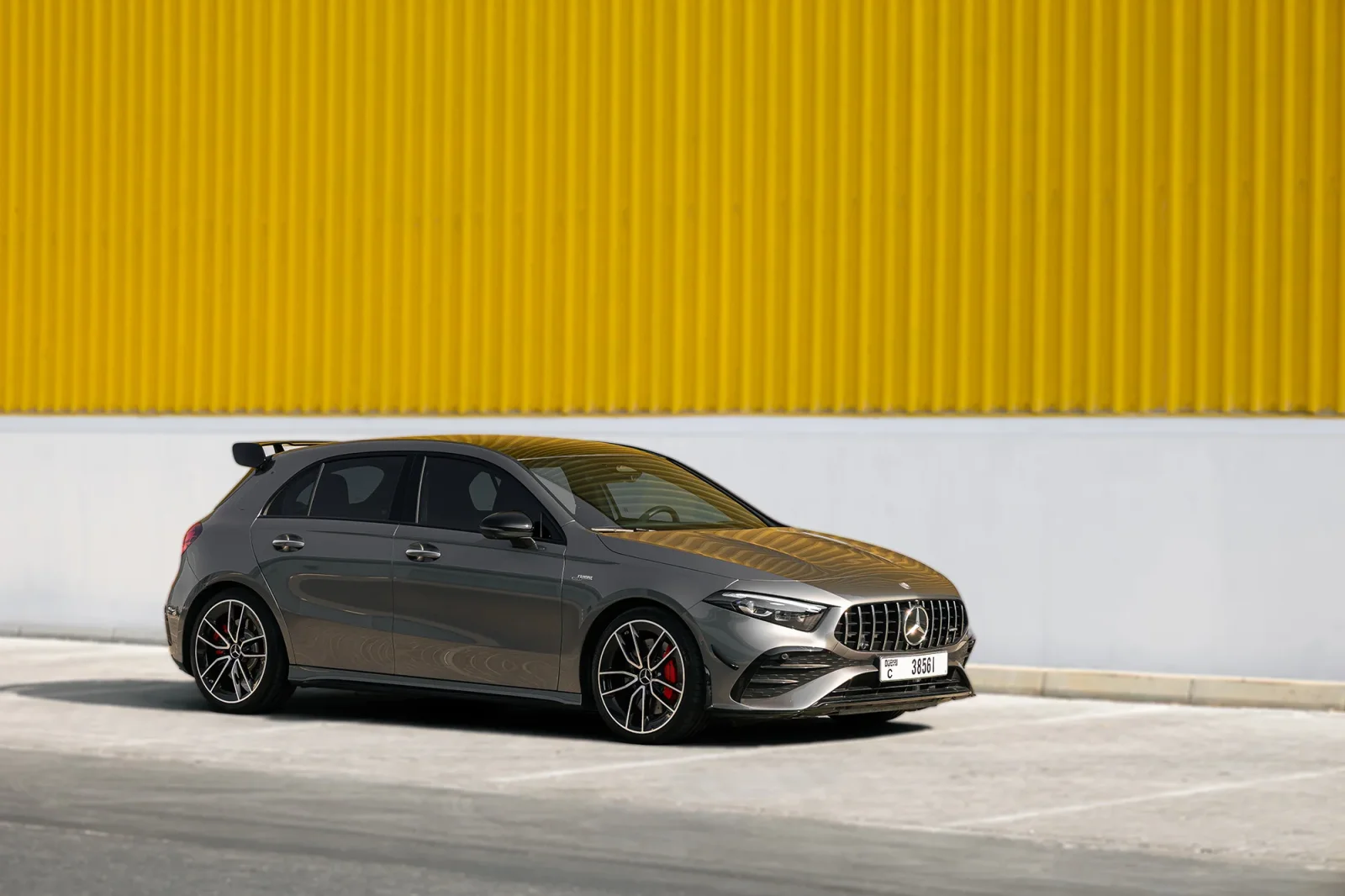 Loyer Mercedes-Benz A-Class 35 AMG Gris 2025 en Dubai - 16 