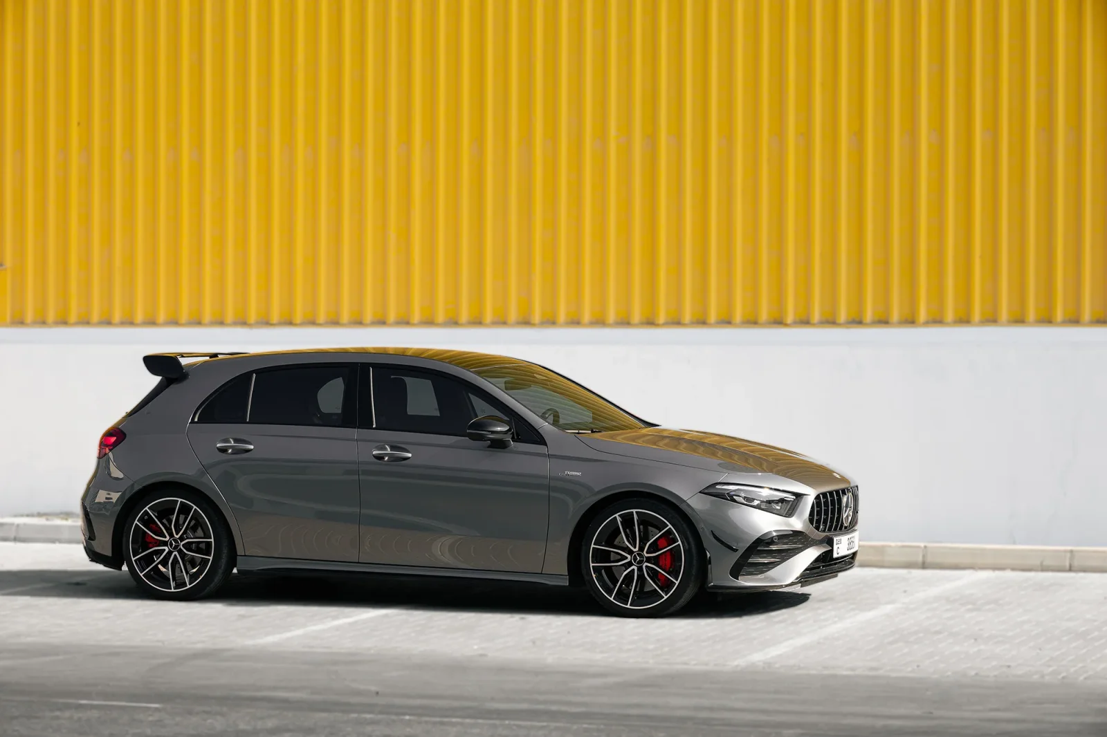 Loyer Mercedes-Benz A-Class 35 AMG Gris 2025 en Dubai - 11 