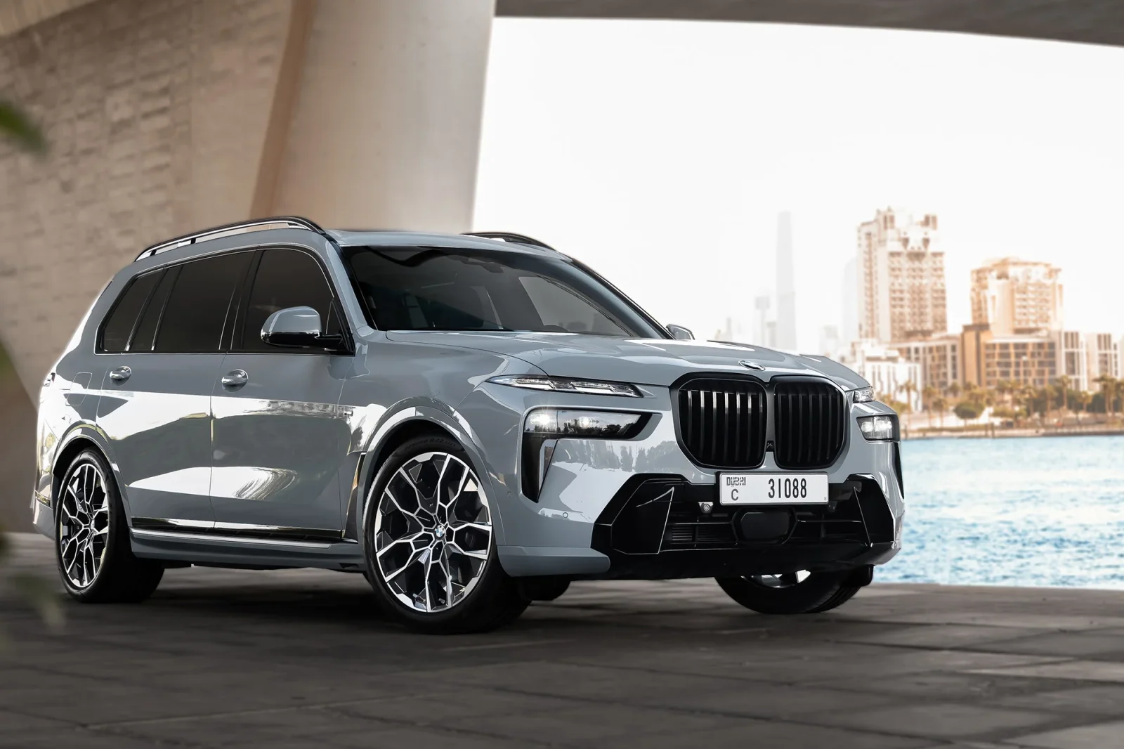 Аренда BMW X7 40i Серый 2025 в Дубае