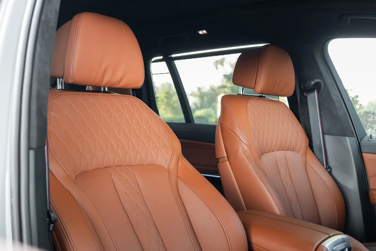 Alquiler BMW X7 40i Gris 2025 en Dubái - 2 