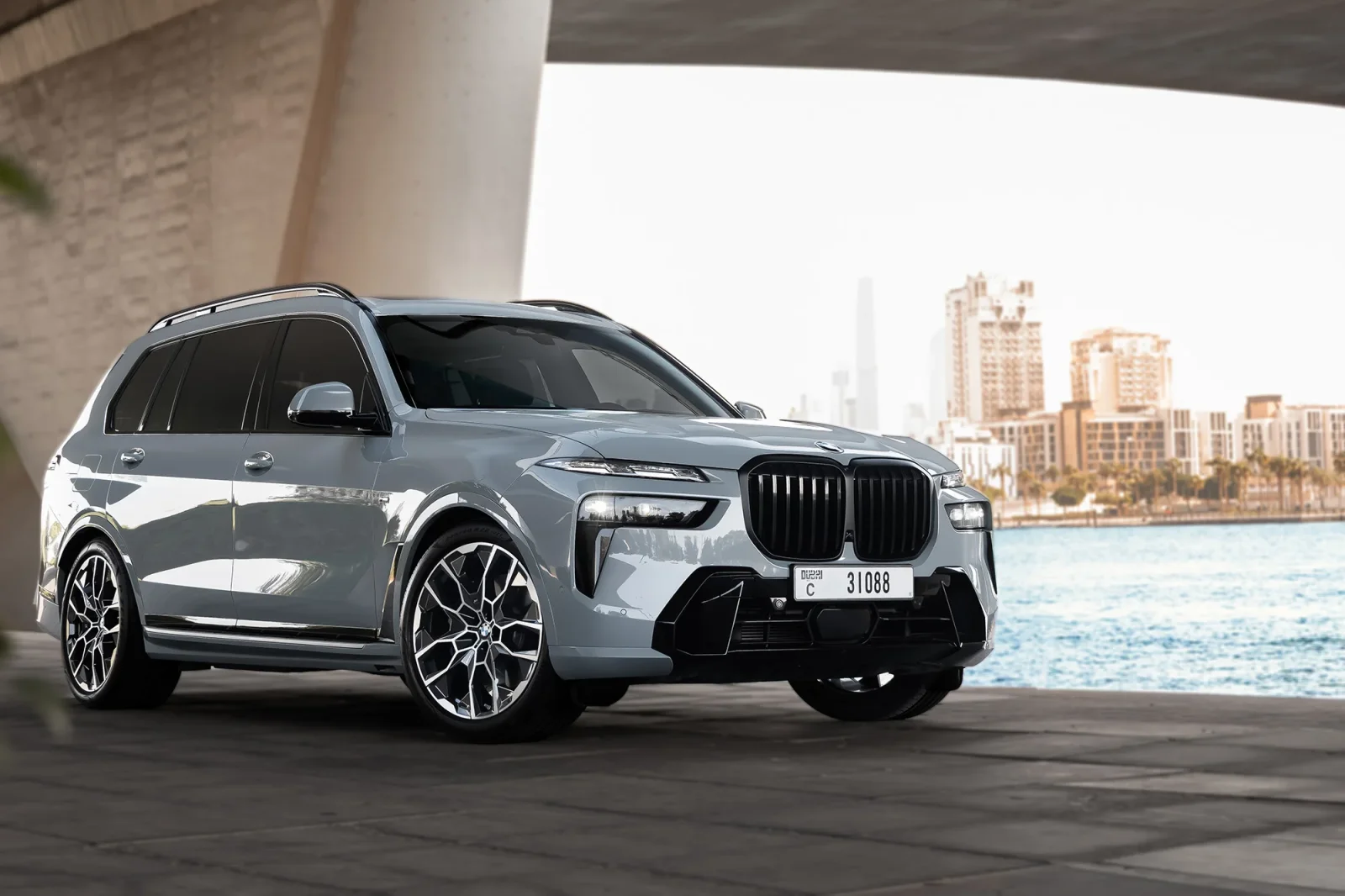 Аренда BMW X7 40i Серый 2025 в Дубае