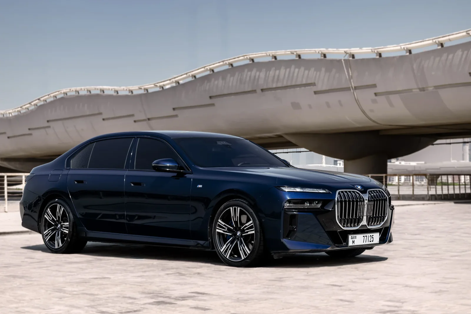 Loyer BMW 7-Series 740i Bleu 2023 en Dubai - 11 