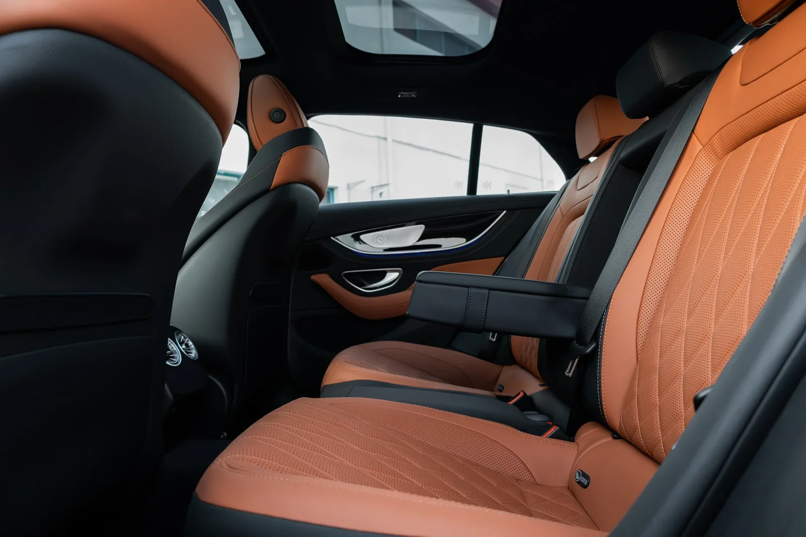 Miete Mercedes-Benz AMG GT 43 Weiß 2023 in der Dubai - 10 