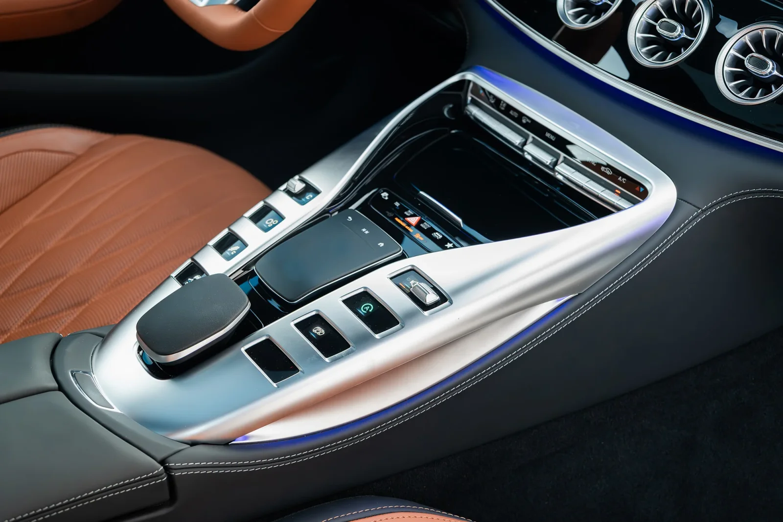 Miete Mercedes-Benz AMG GT 43 Weiß 2023 in der Dubai - 9 