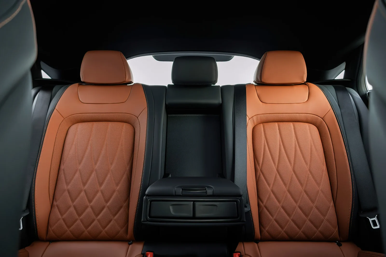 Miete Mercedes-Benz AMG GT 43 Weiß 2023 in der Dubai - 8 